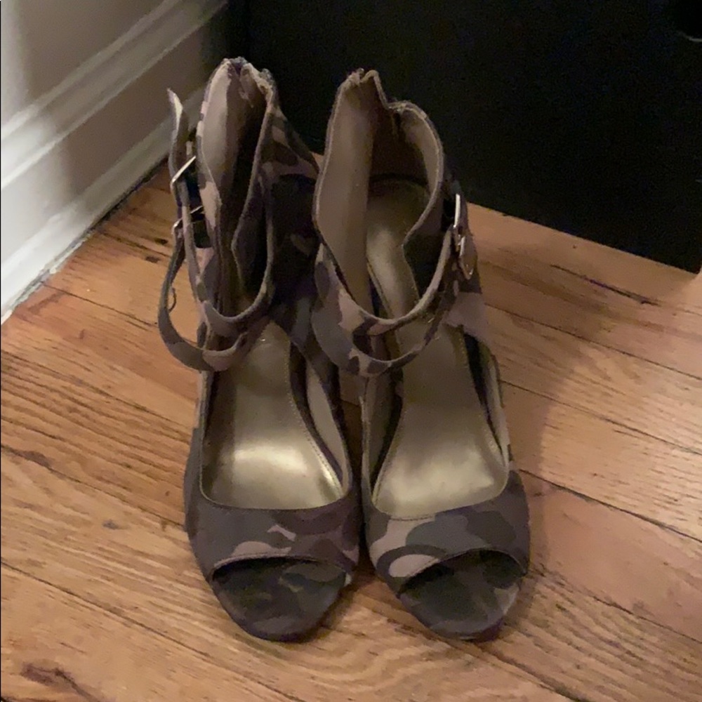 Christian Siriano cameo army green pumps